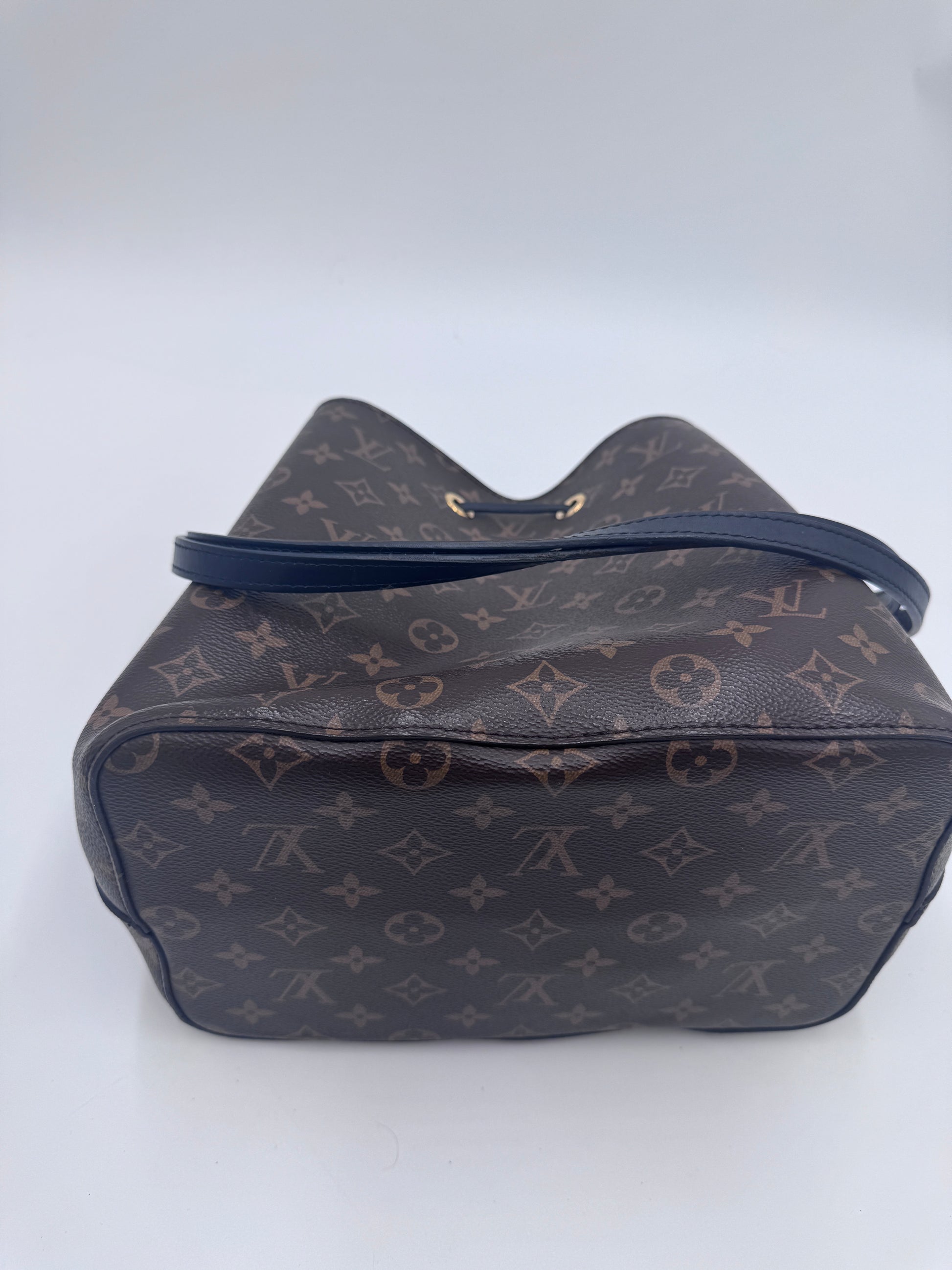 Bodenansicht der monogram Louis Vuitton NeoNoe, Totebag-Design.