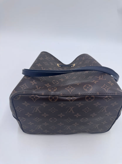 Bodenansicht der monogram Louis Vuitton NeoNoe, Totebag-Design.