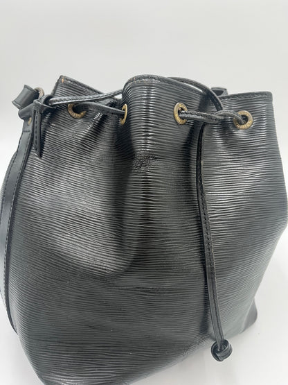 Seitliche Perspektive der vintage Louis Vuitton Petite Noe, betont das elegante Profil.