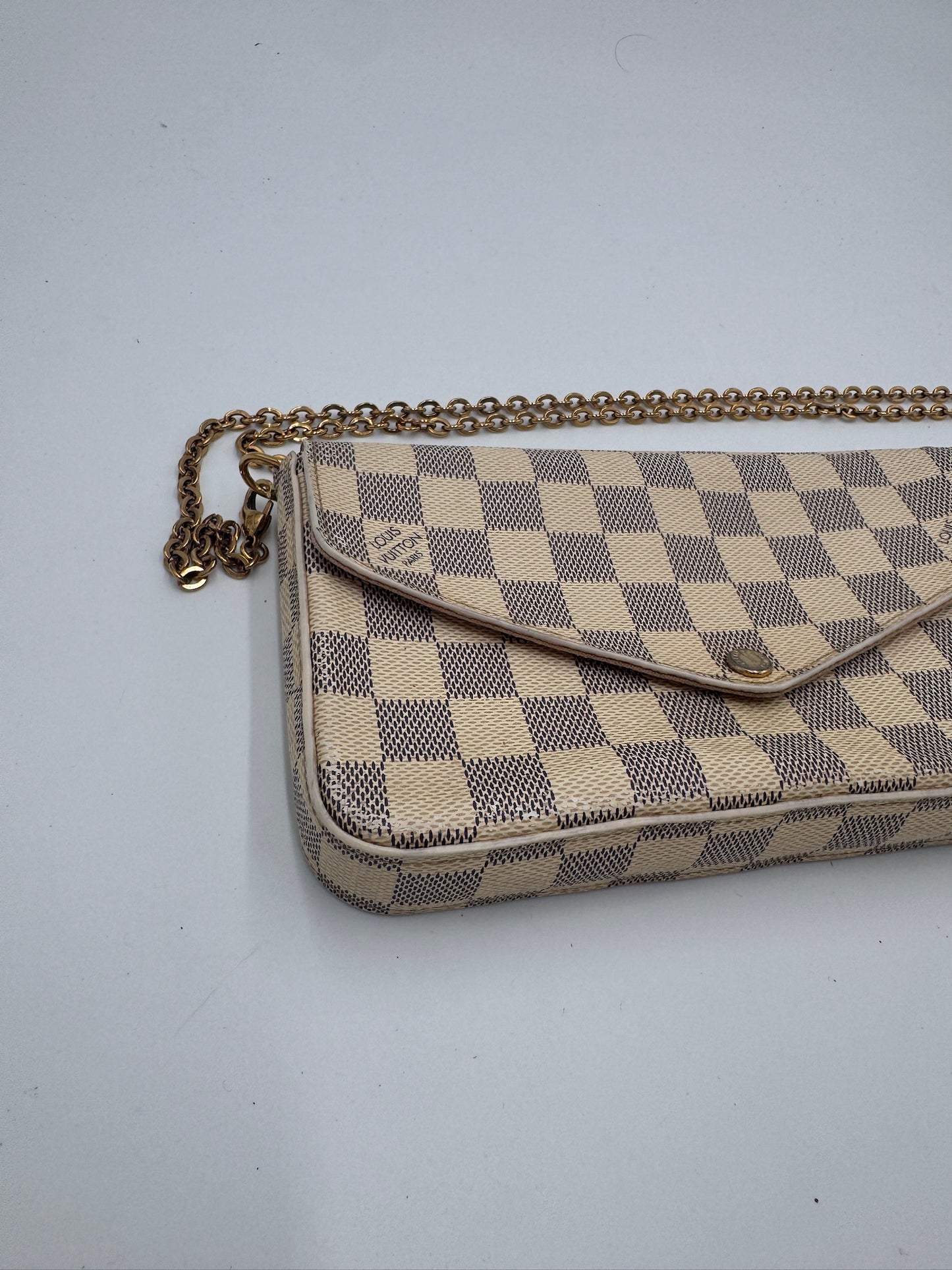 Seitliche Perspektive der preloved Louis Vuitton Felicite, betont das elegante Profil.