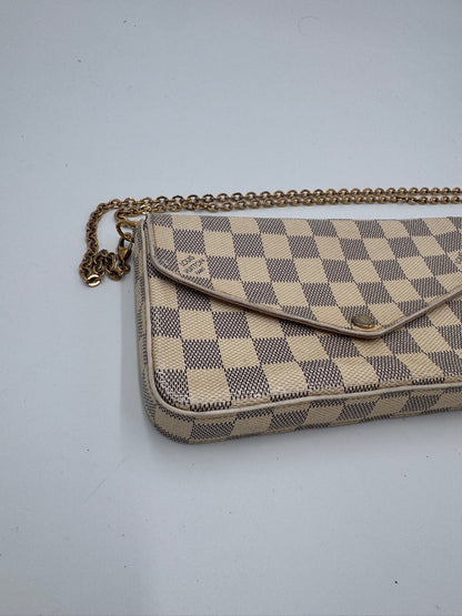 Seitliche Perspektive der preloved Louis Vuitton Felicite, betont das elegante Profil.