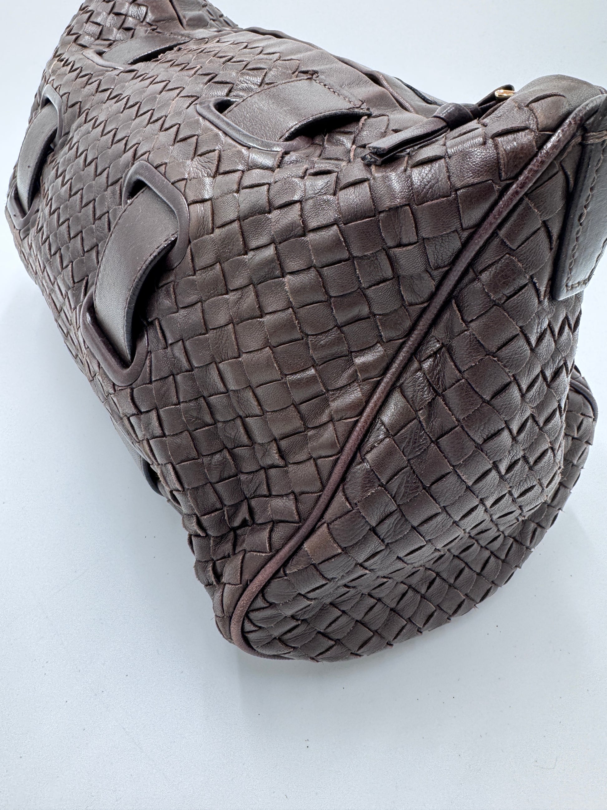 Seitliche Ansicht der Bottega Veneta Shoulder Bag, Details des Leders