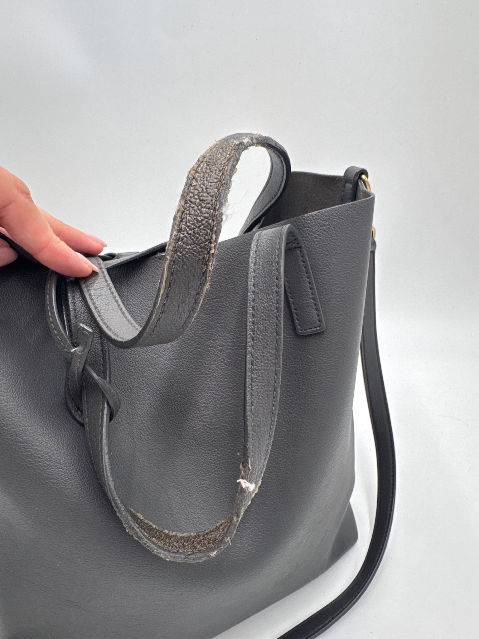 Tragegriffe dieser Grau Saint Laurent Shopper Grey in Shopper-Form.