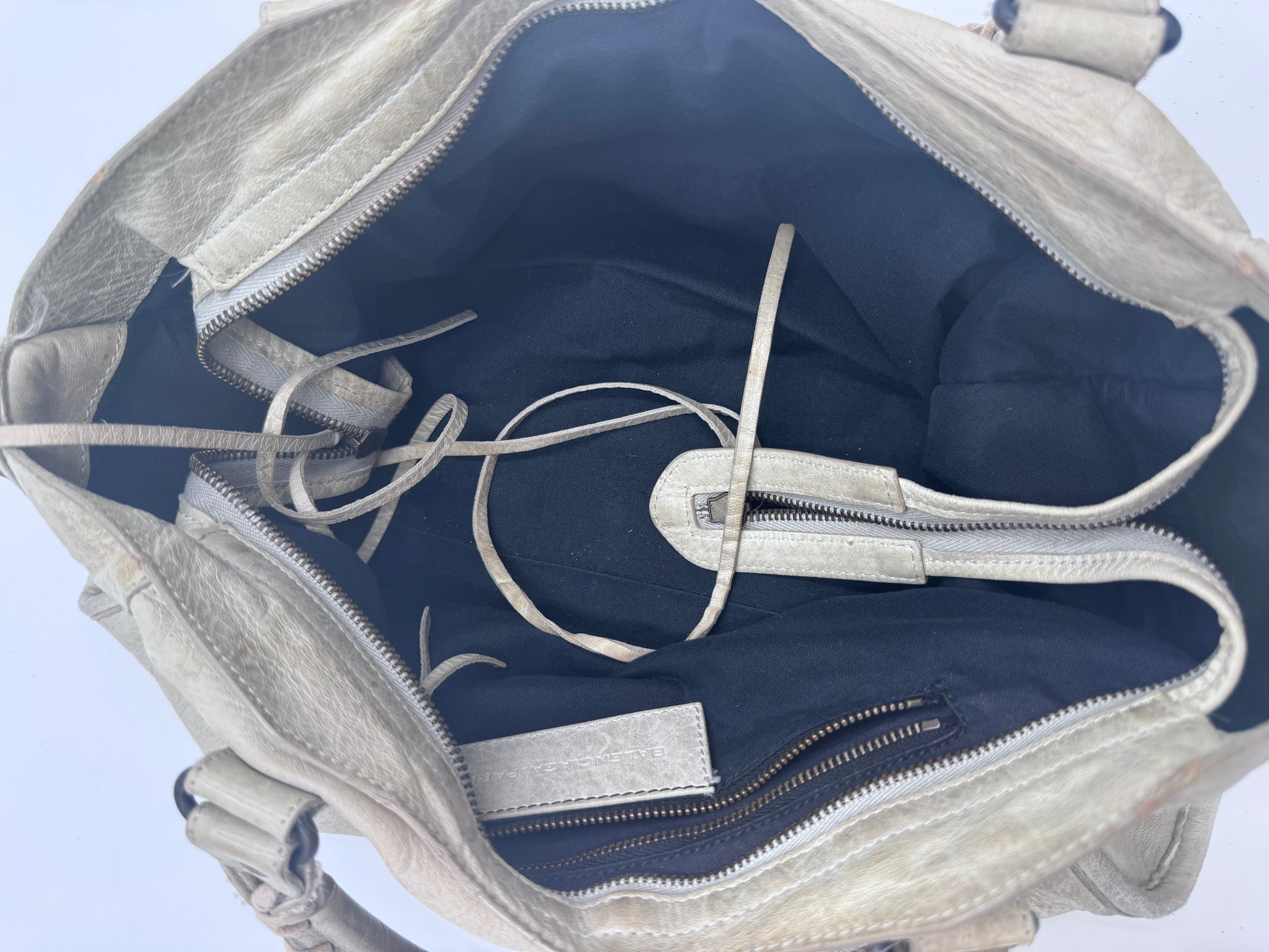 Innenansicht der Balenciaga The City Schultertasche