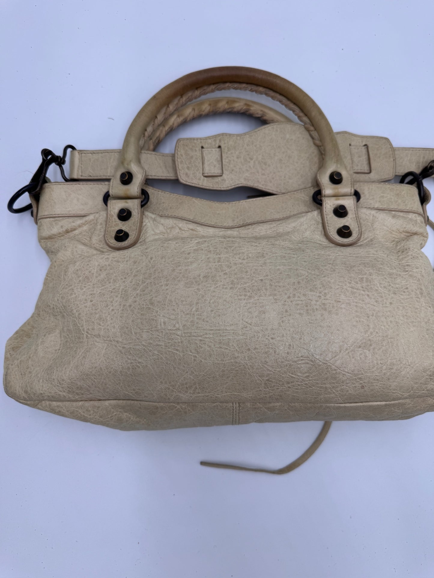 Rückseite der Beige luxury secondhand Balenciaga First Handbag – klassisch & zeitlos.