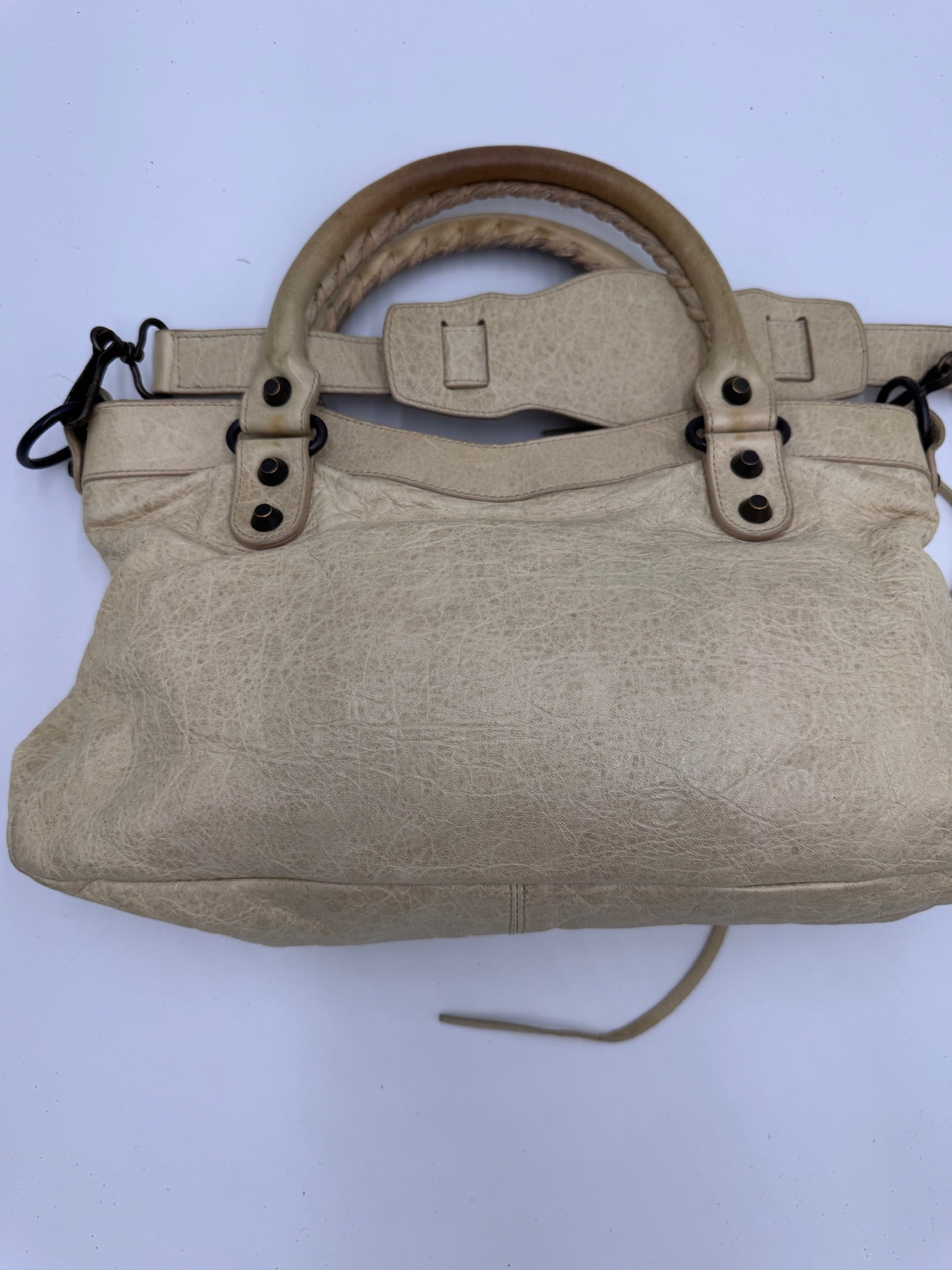 Rückseite der Beige luxury secondhand Balenciaga First Handbag – klassisch & zeitlos.