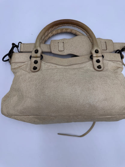 Rückseite der Beige luxury secondhand Balenciaga First Handbag – klassisch & zeitlos.