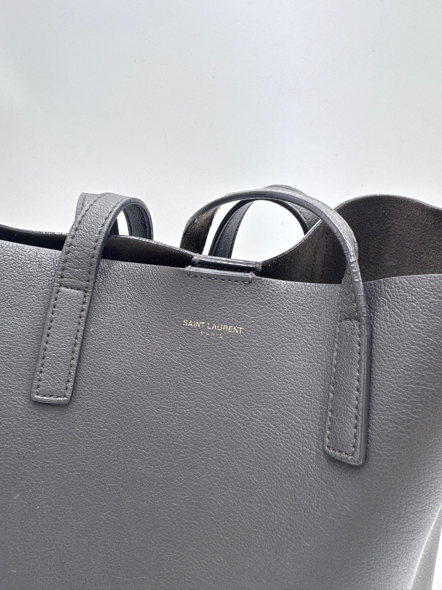 Nahaufnahme der preloved Saint Laurent Shopper Grey – feinste Details in Grau.