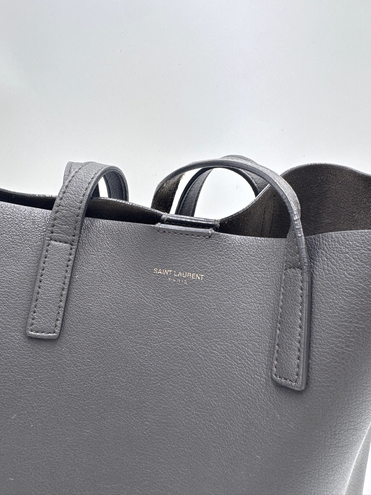 Nahaufnahme der preloved Saint Laurent Shopper Grey – feinste Details in Grau.