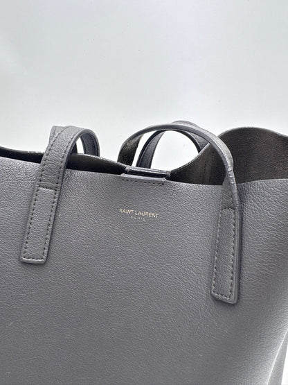 Nahaufnahme der preloved Saint Laurent Shopper Grey – feinste Details in Grau.