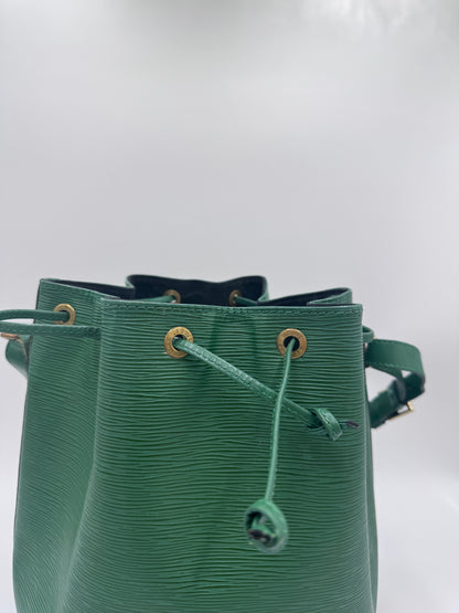 Akzente & Hardware dieser grün luxury secondhand Louis Vuitton Noe Grande im Fokus.