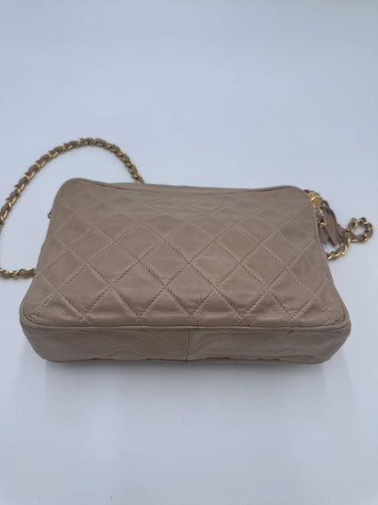 Detailansicht des Rückteils der Chanel Vintage Camera Bag (beige / creme).