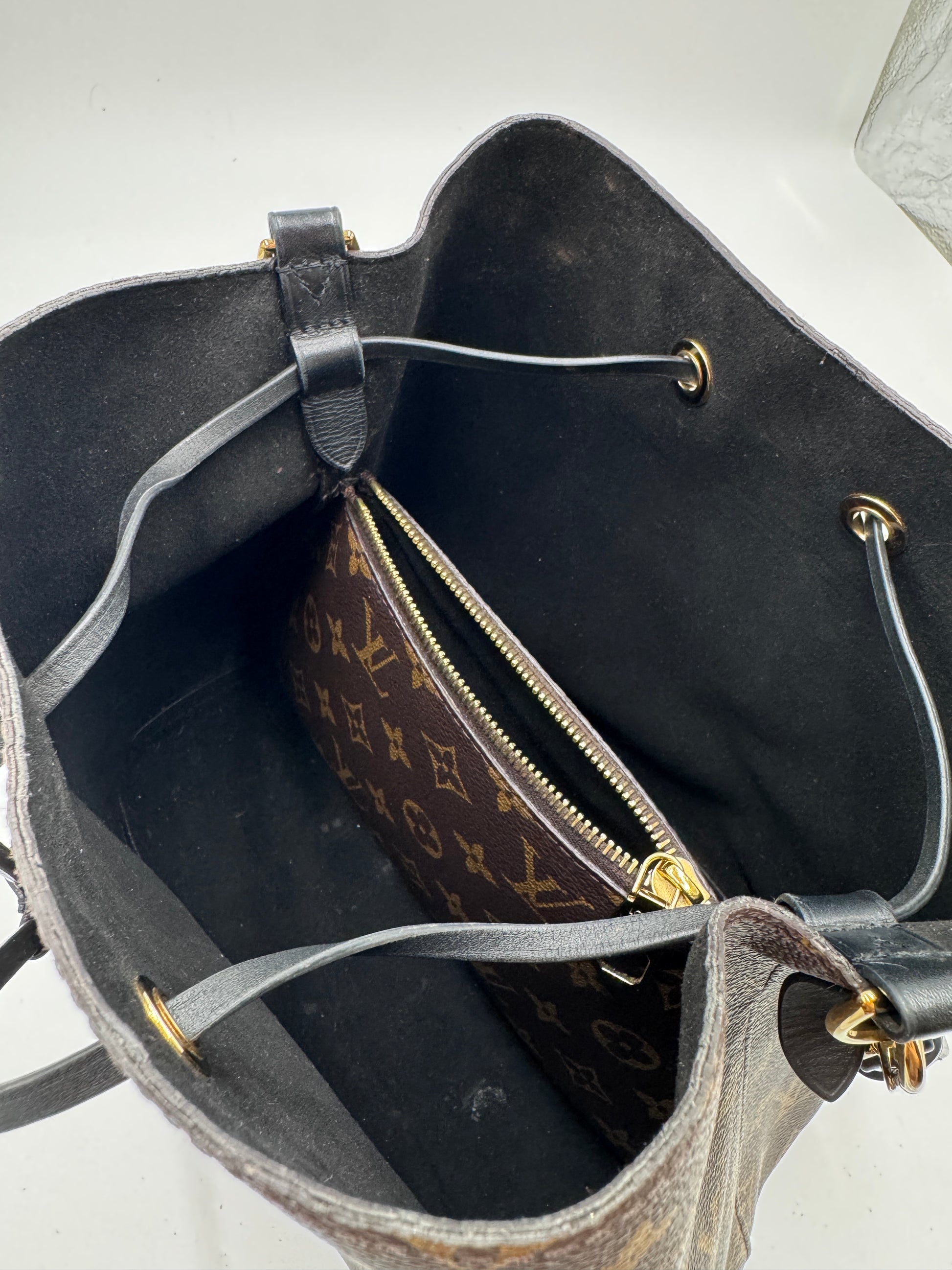 Innenansicht der secondhand Louis Vuitton NeoNoe in monogram – organisiert und stilvoll.