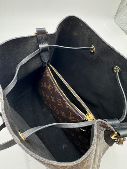 Innenansicht der secondhand Louis Vuitton NeoNoe in monogram – organisiert und stilvoll.