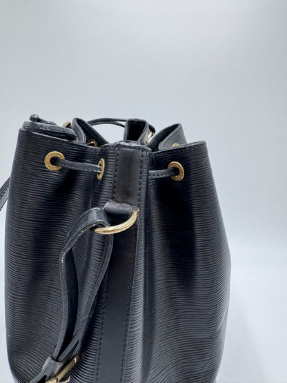 Detailaufnahme der Seitenansicht dieser schwarz luxury secondhand Beuteltasche-Tasche.