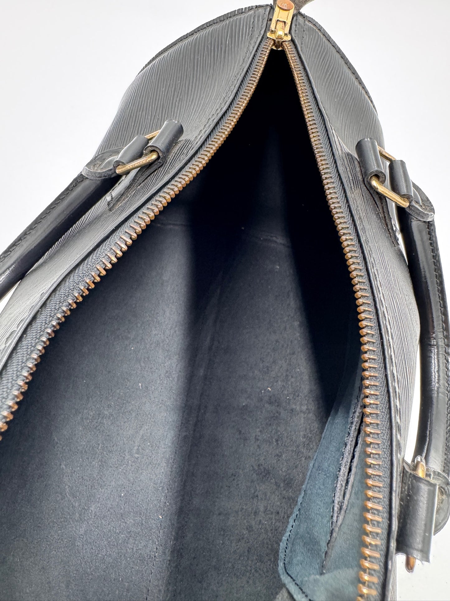 Innenansicht der preloved Louis Vuitton Epiline Speedy 30 in Schwarz – organisiert und stilvoll.