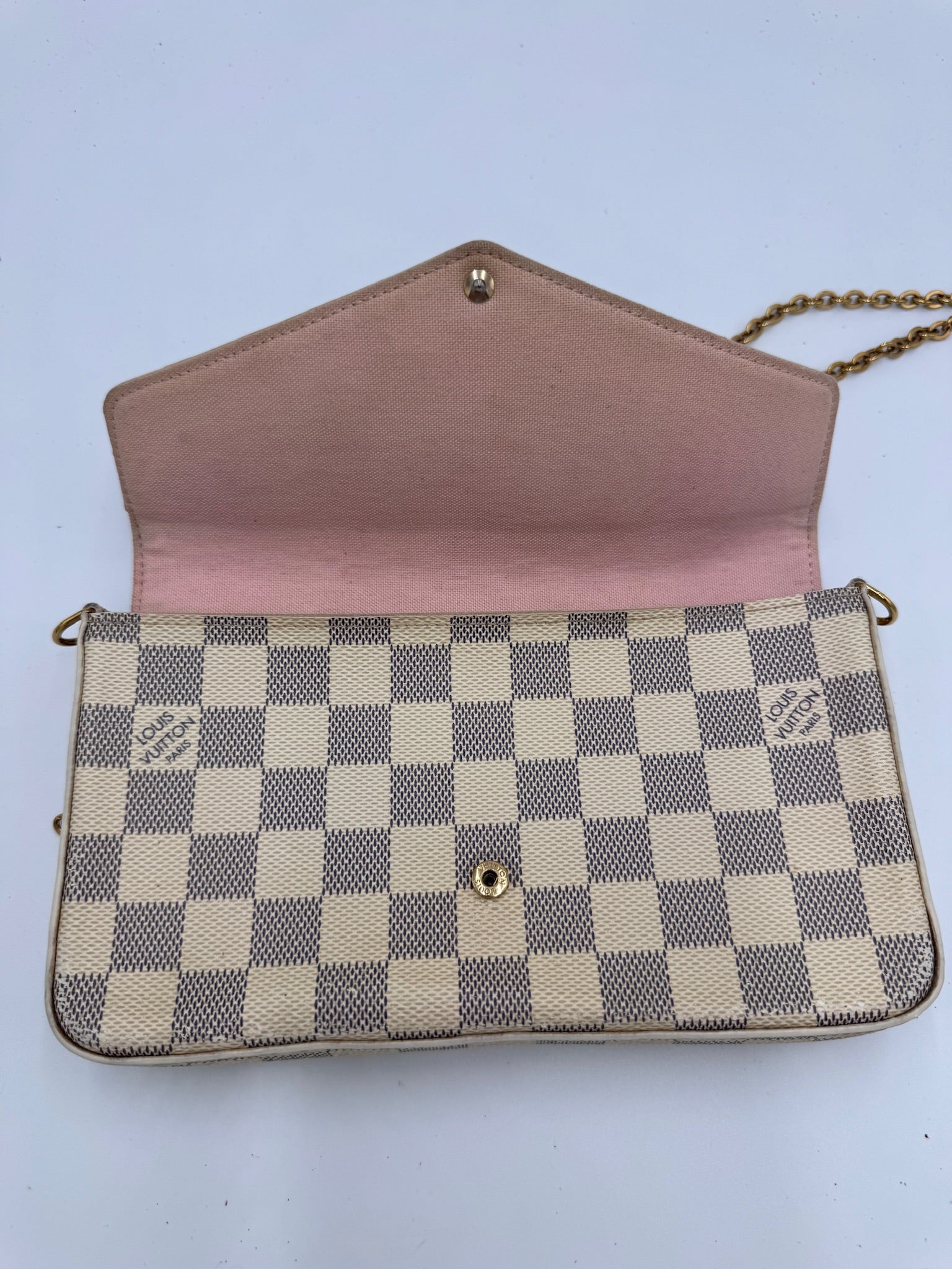 Detailaufnahme der Louis Vuitton Felicite, zeigt Struktur und Material in Grau.