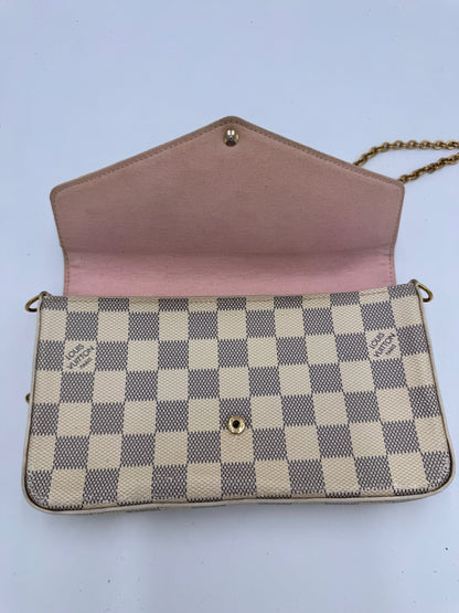 Detailaufnahme der Louis Vuitton Felicite, zeigt Struktur und Material in Grau.