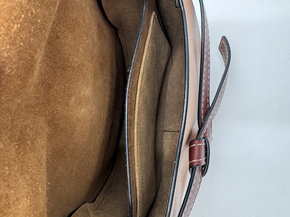Taschen innere dieser luxuriösen Loewe Gate Bag – Secondhand-Stil mit Klasse.