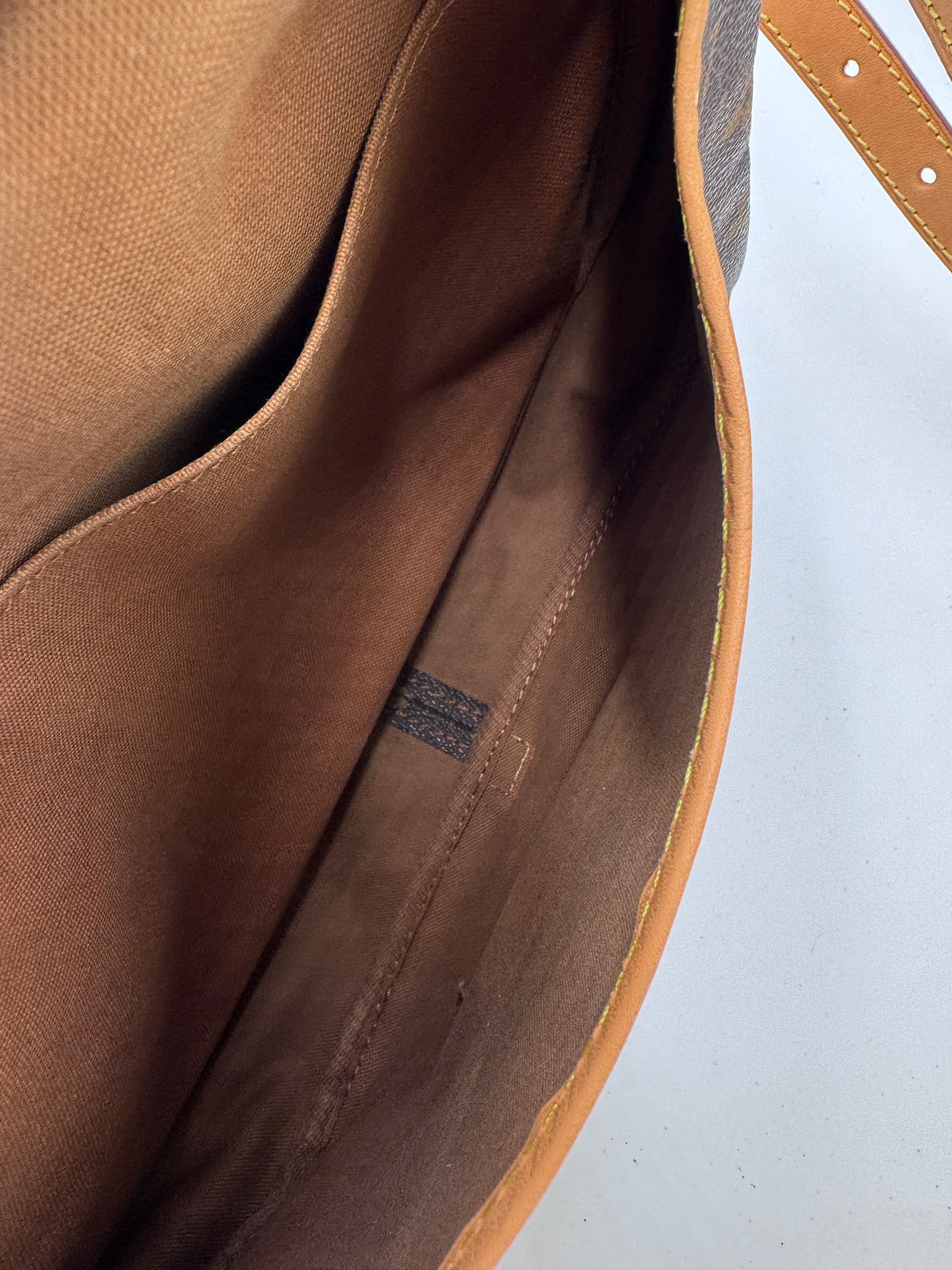 Innenansicht der vintage Louis Vuitton Saumur 30 in monogram – organisiert und stilvoll.