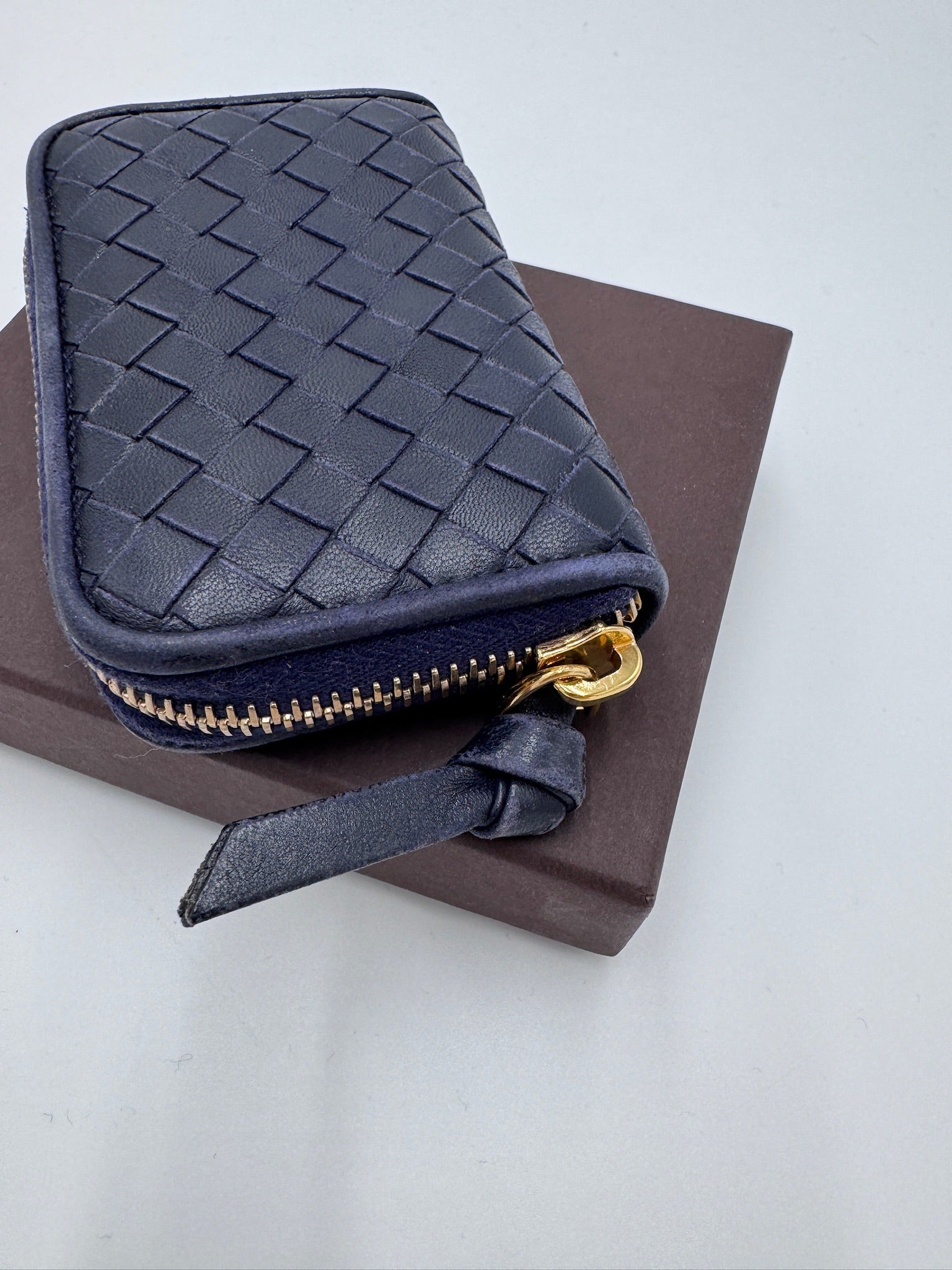 Seitliche Ansicht des Bottega Veneta Zip-around Wallet / Portemonnaie, Details des Leders