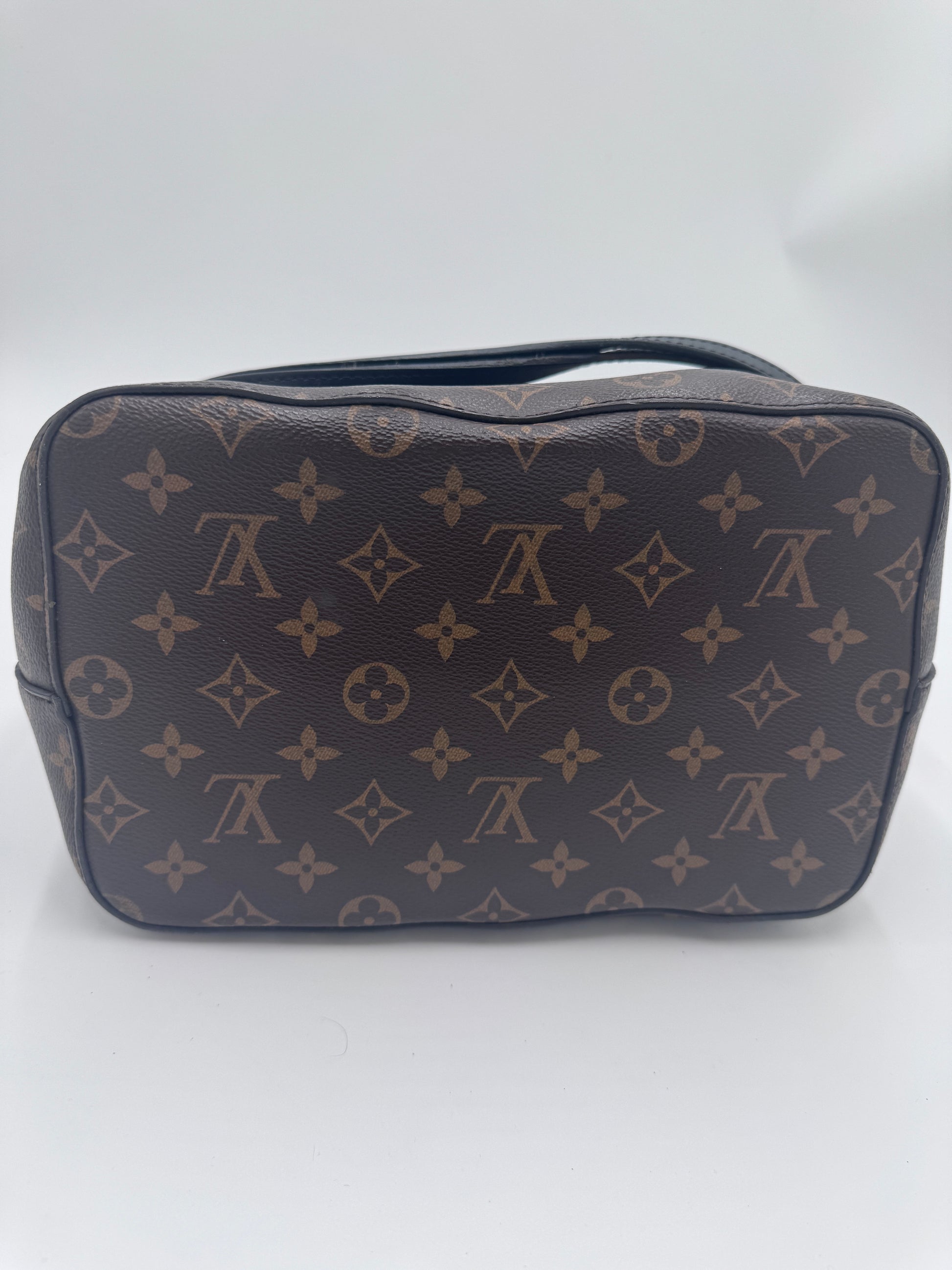 Bodenansicht der monogram Louis Vuitton NeoNoe, Totebag-Design.