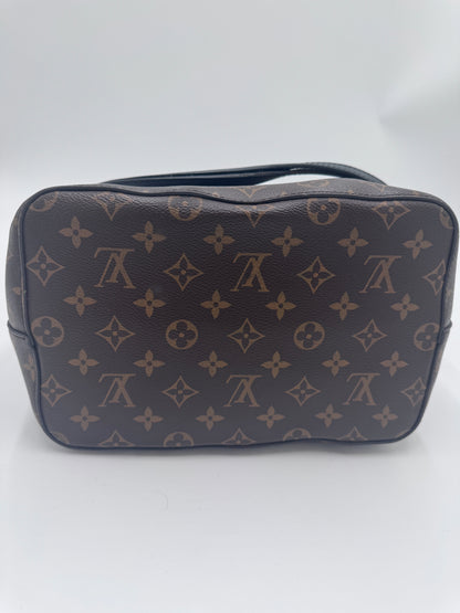 Bodenansicht der monogram Louis Vuitton NeoNoe, Totebag-Design.