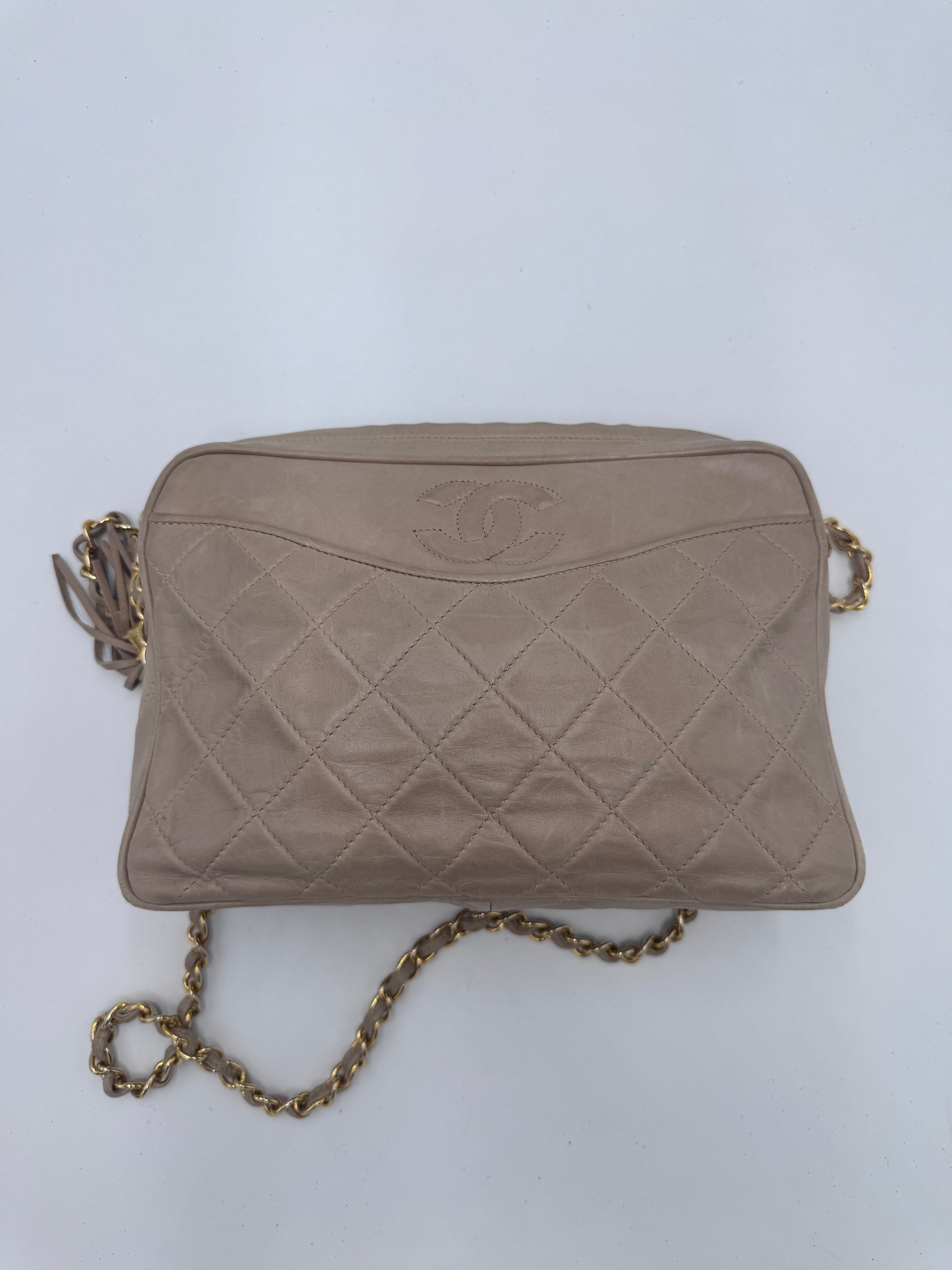 Gesamtdarstellung dieser stilvollen vintage Chanel Vintage Camera Bag (beige / creme).