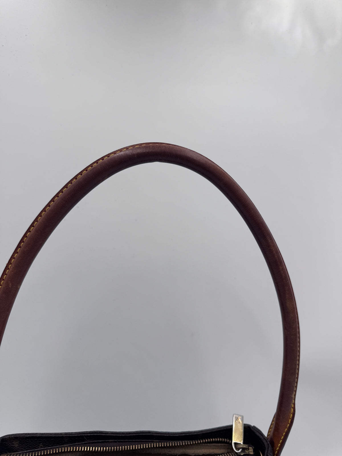 Detailaufnahme des Henkels der vintage Louis Vuitton Looping (monogram).