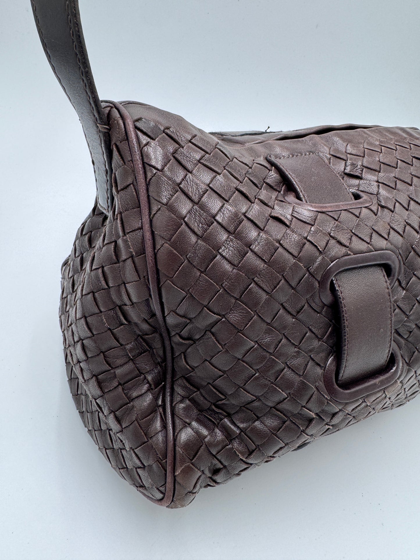 Seitliche Ansicht der Bottega Veneta Shoulder Bag, Details des Leders