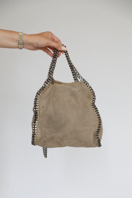 Frontalansicht der luxury secondhand Stella McCartney Falabella Mini in beige / creme.