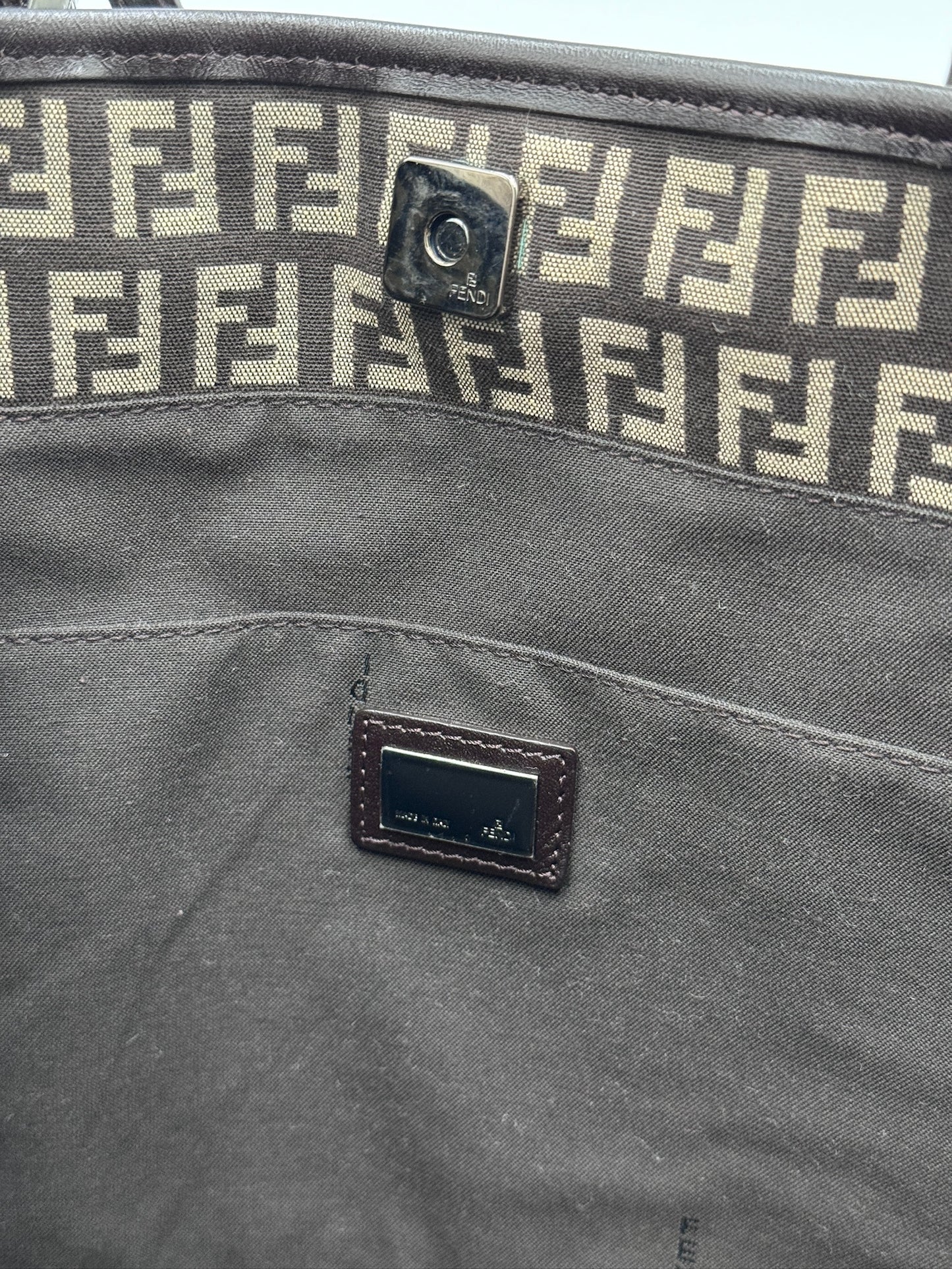 Nahaufnahme der preloved Fendi Shopper – feinste Details in braun.