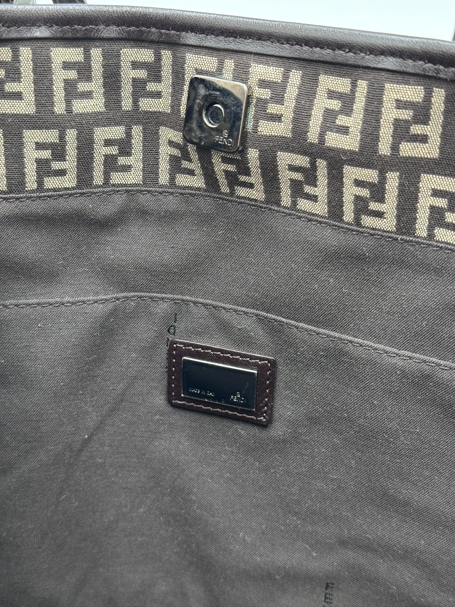 Nahaufnahme der preloved Fendi Shopper – feinste Details in braun.