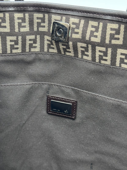 Nahaufnahme der preloved Fendi Shopper – feinste Details in braun.