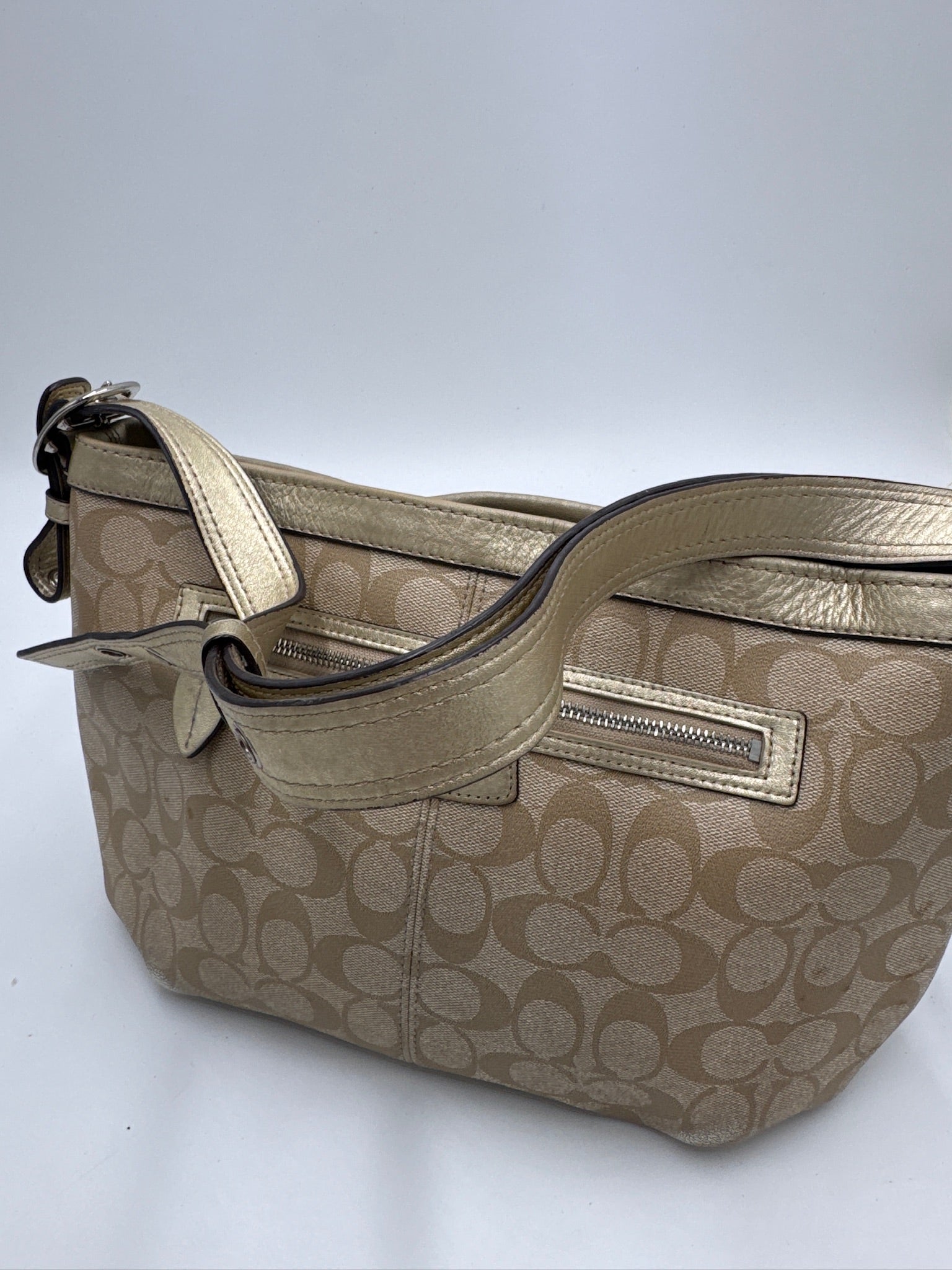 Detailaufnahme des Henkels der pre-owned Coach Shoulder Bag (Gold).