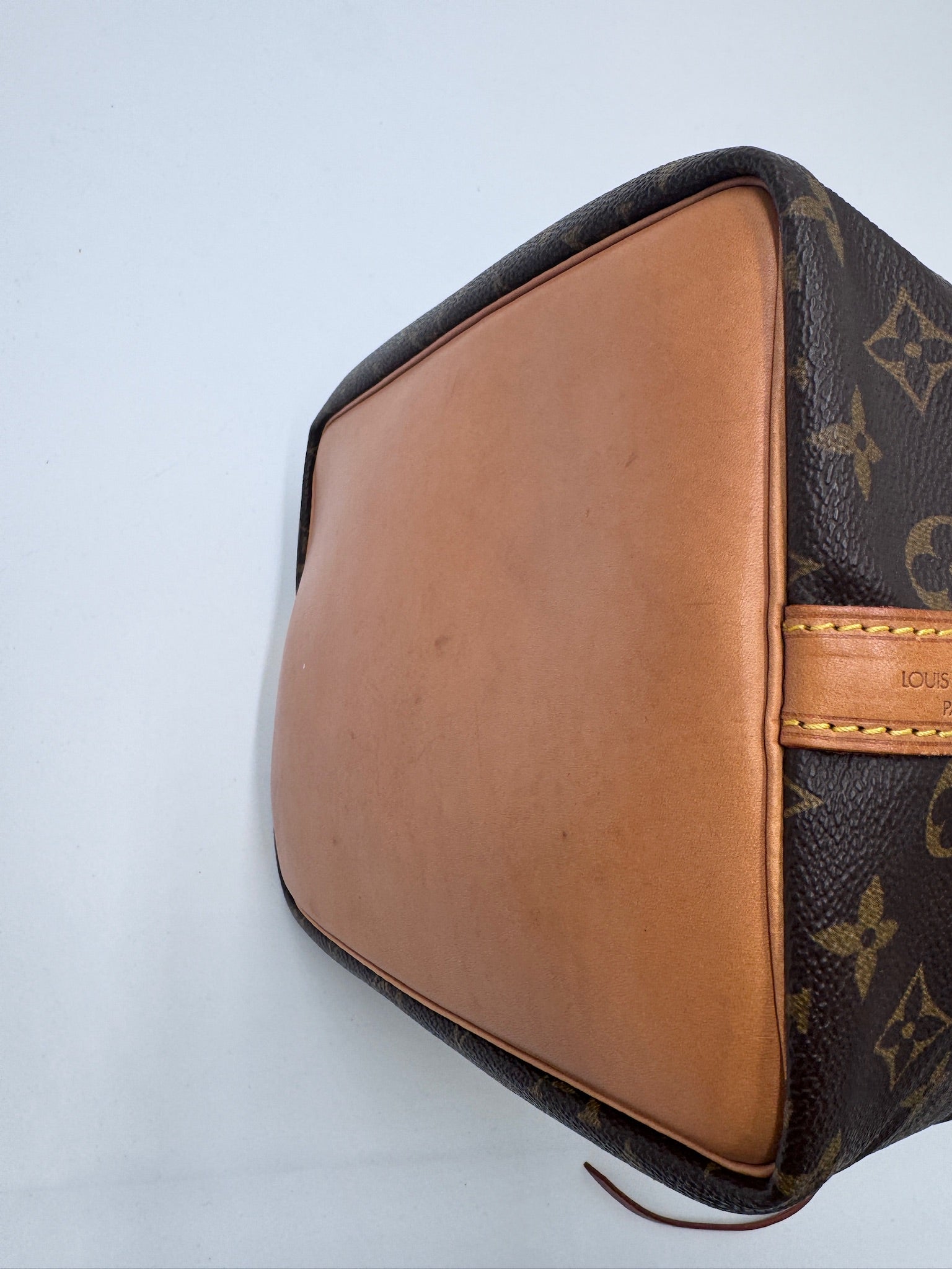 Bodenansicht der monogram Louis Vuitton Petite Noe, Beuteltasche-Design.