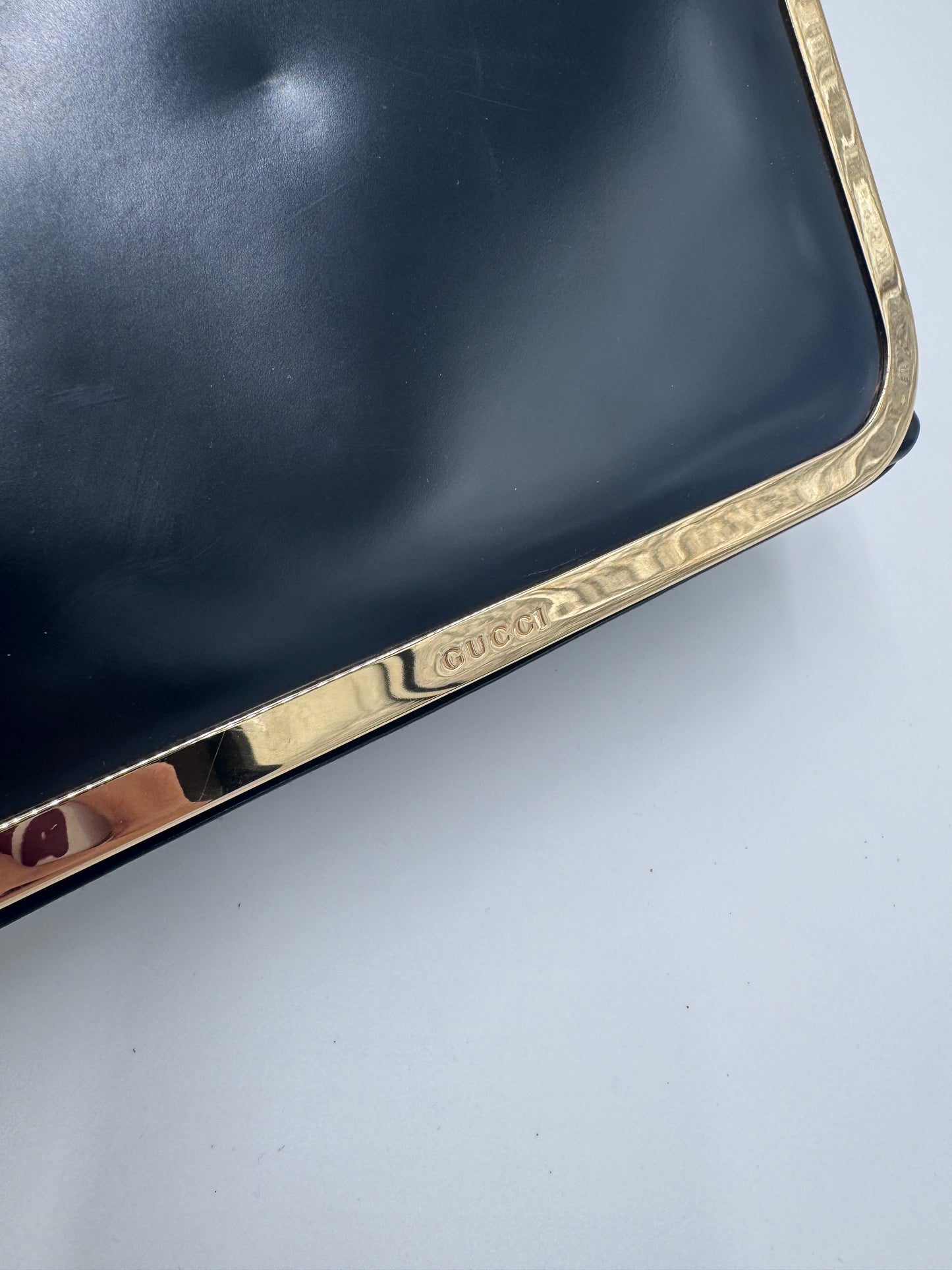 Hardware-Detailansicht der secondhand Gucci Shoulder Bag – glänzend in Szene gesetzt.