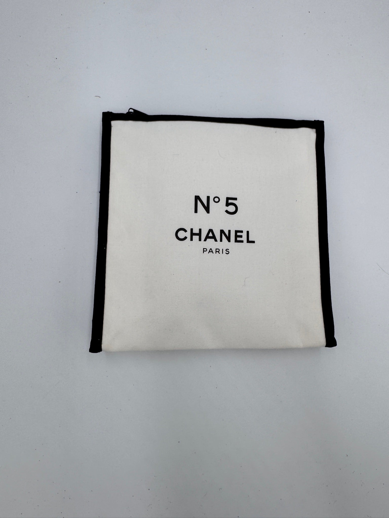 Gesamtdarstellung dieser stilvollen preloved Chanel Pouch (Weiss).