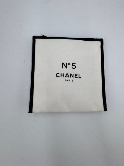Gesamtdarstellung dieser stilvollen preloved Chanel Pouch (Weiss).