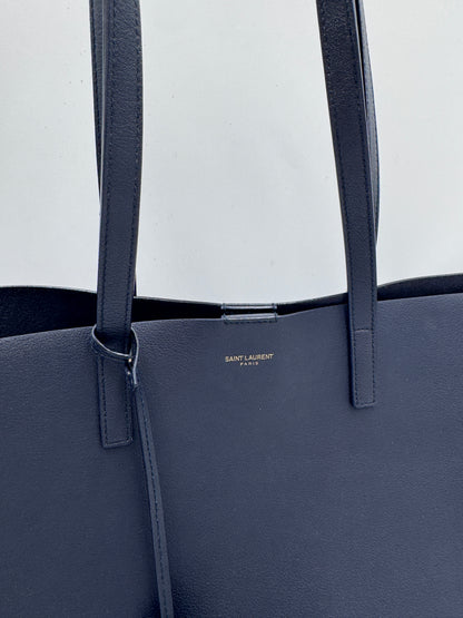 Detailaufnahme der Saint Laurent Shoulder Bag, zeigt Struktur und Material in schwarz.