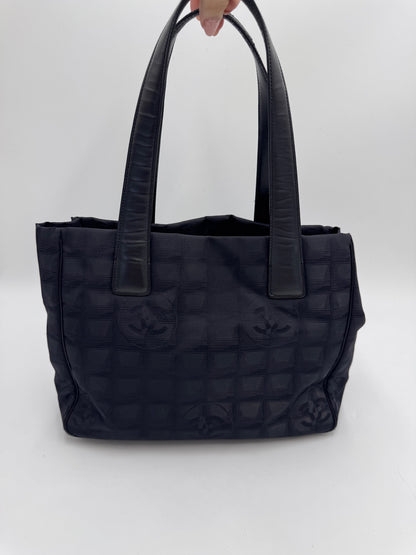 Seitenansicht der Chanel Shopper Stoff in Schwarz – charaktervolle pre-owned Tasche.