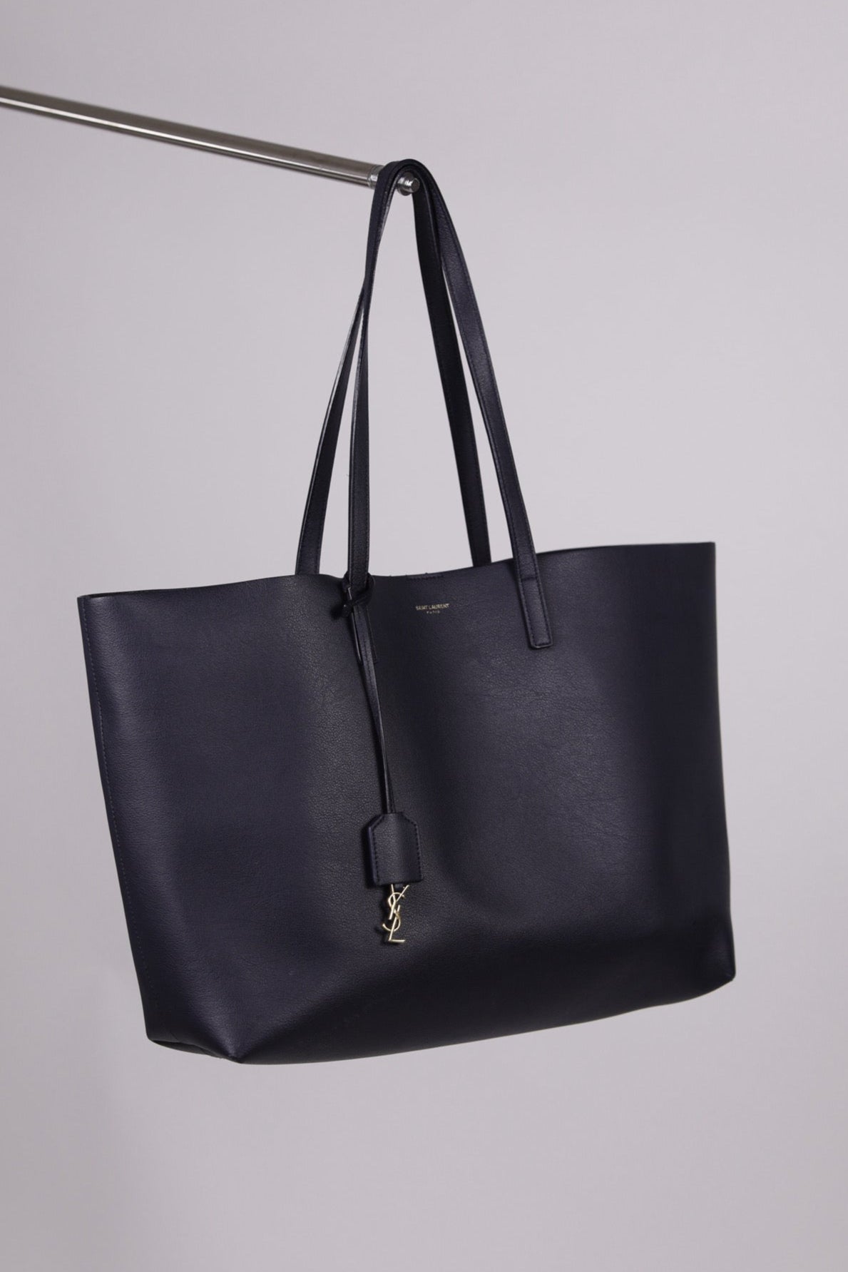 Saint Laurent Shoulder Bag (schwarz) als Hauptfoto aus der Crossbody-Kategorie.