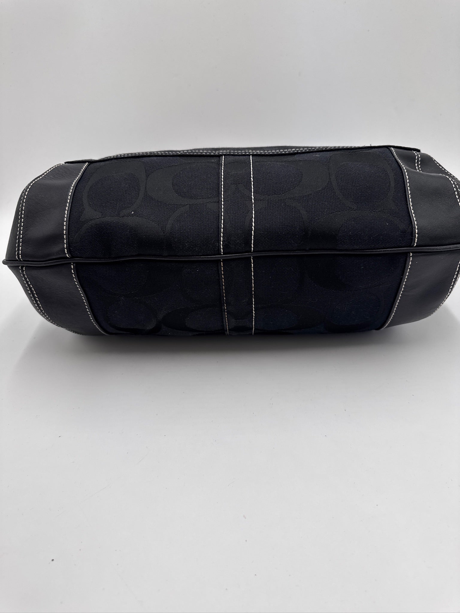 Taschenboden der pre-owned Coach Shoulder Bag – robuste Basis in Schwarz.