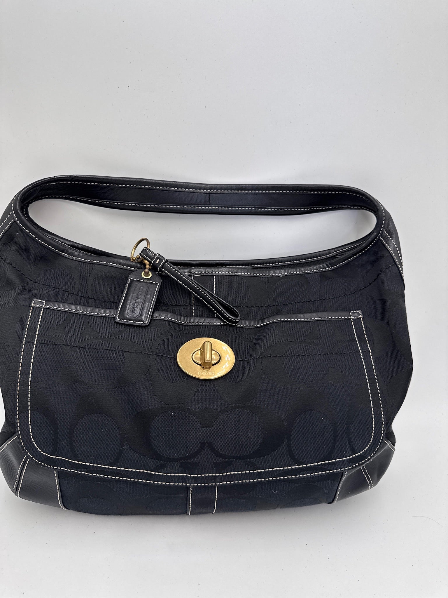 Komplette Ansicht der secondhand Coach Shoulder Bag – luxuriöse Schultertasche-Tasche in Schwarz.