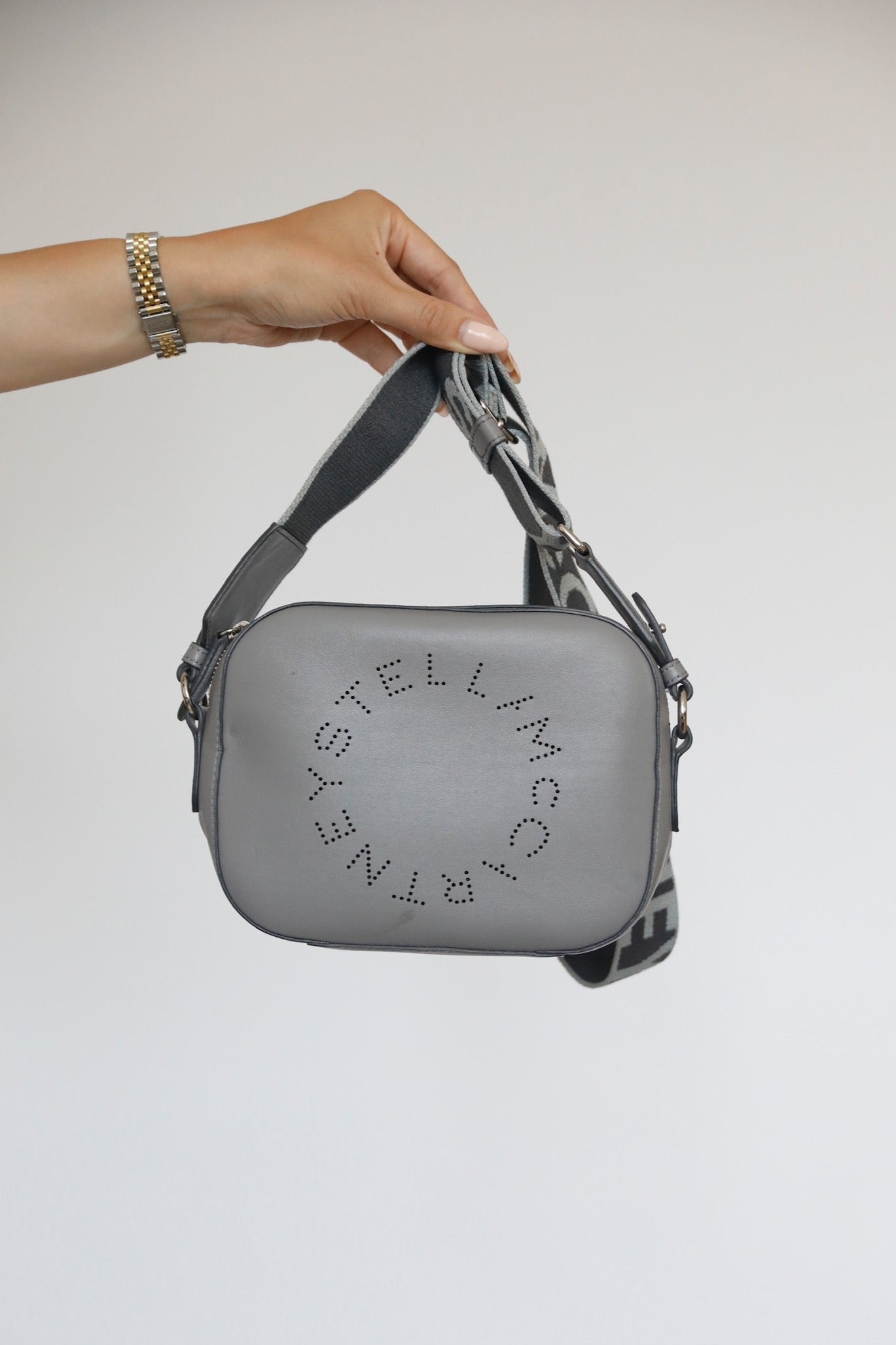 Frontalansicht der pre-owned Stella McCartney crossbody in grau.