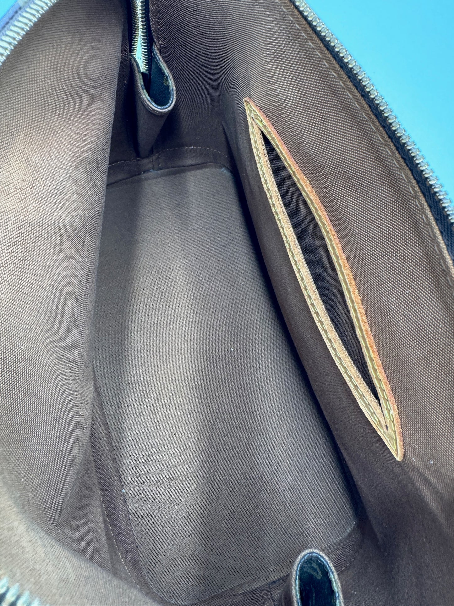 Innenansicht der pre-owned Saint Laurent Shopper Grey in Grau – organisiert und stilvoll.