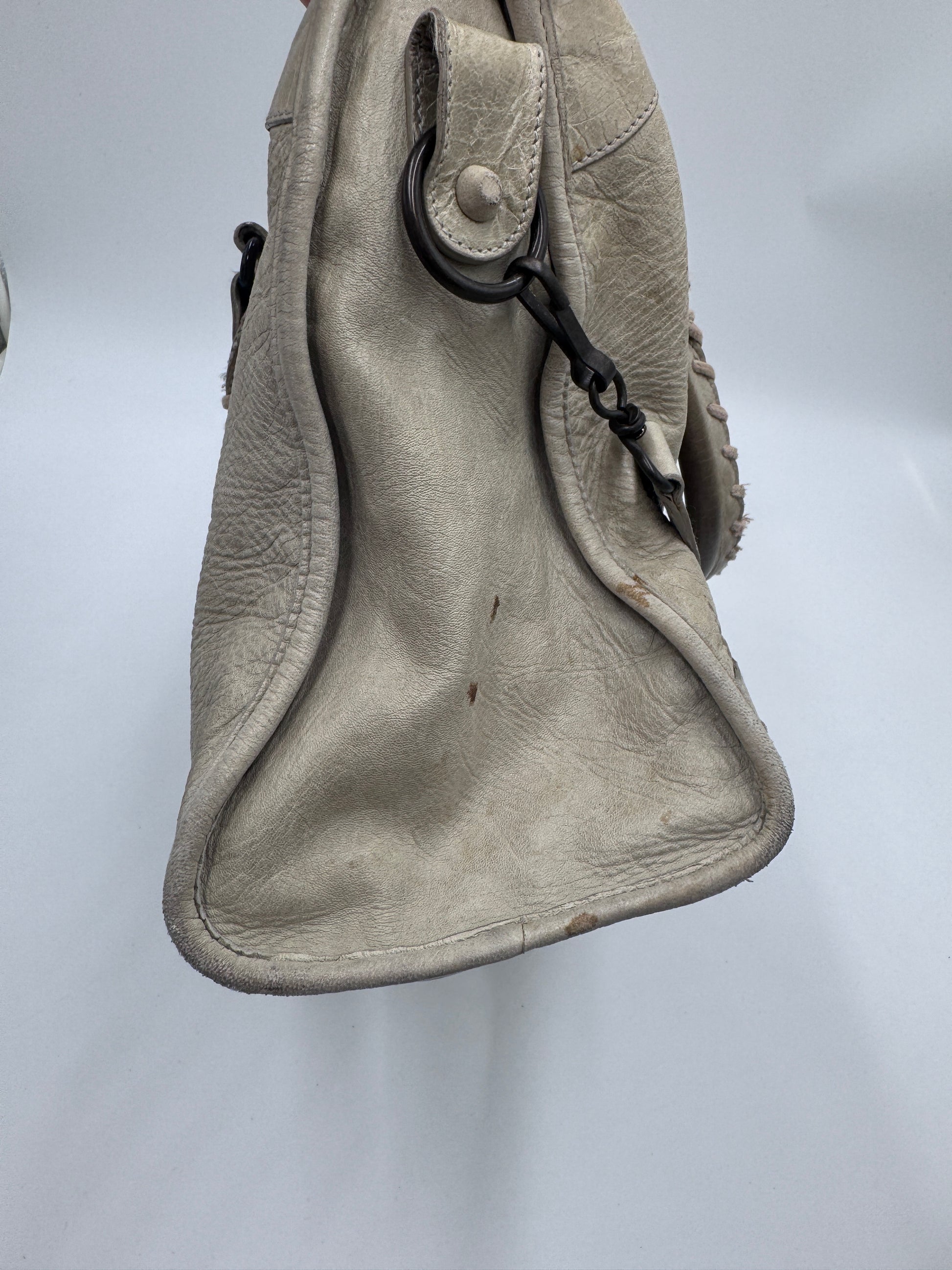Seitliche Ansicht der Balenciaga The City Schultertasche, Details des beigen Leders
