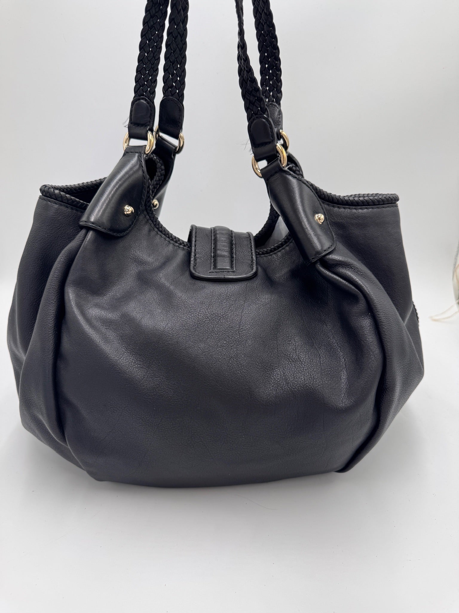 Hintere Perspektive dieser preloved Gucci Shopper in Schwarz.