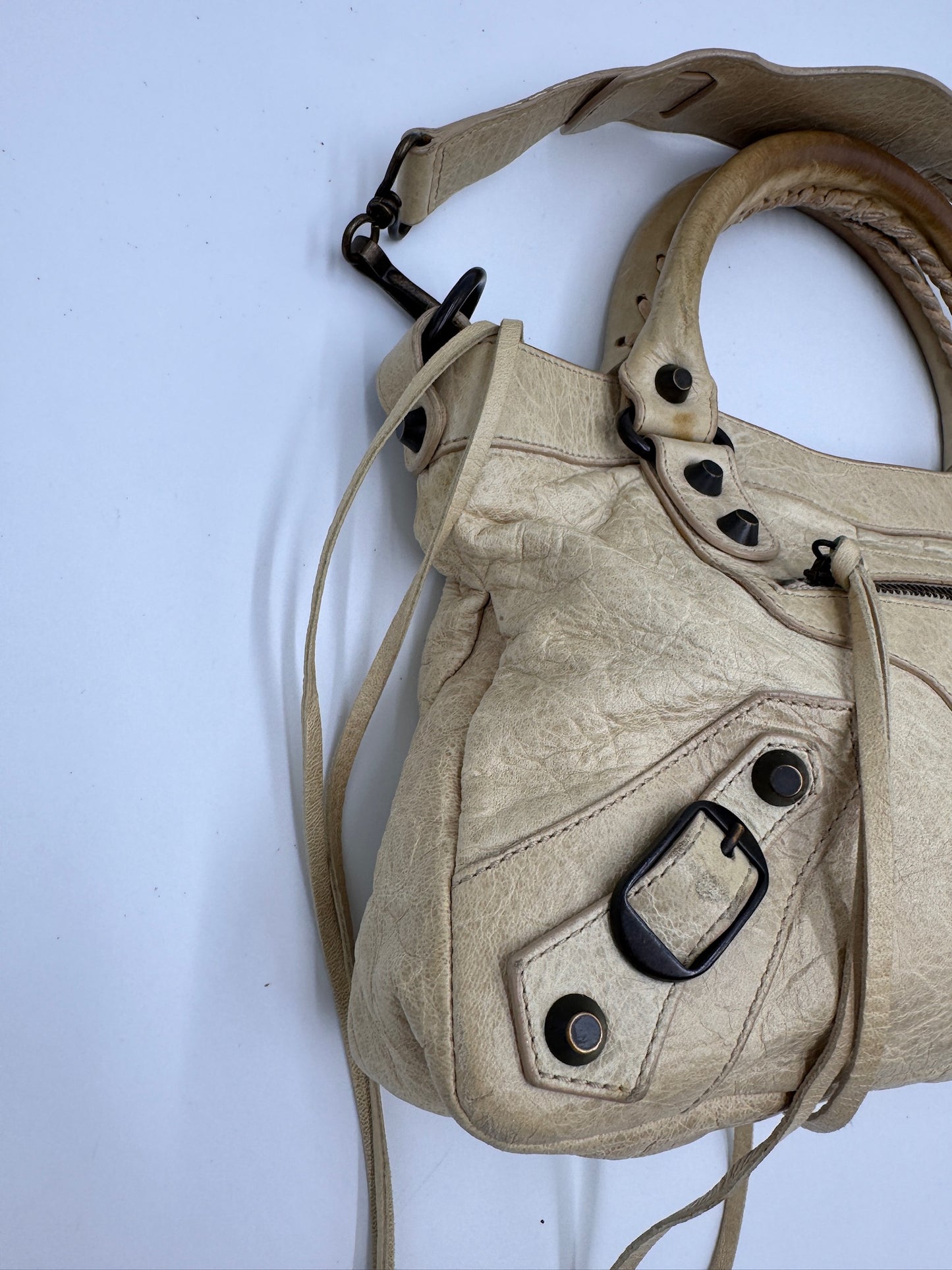 Seitenansicht der Balenciaga First Handbag in Beige – charaktervolle luxury secondhand Tasche.