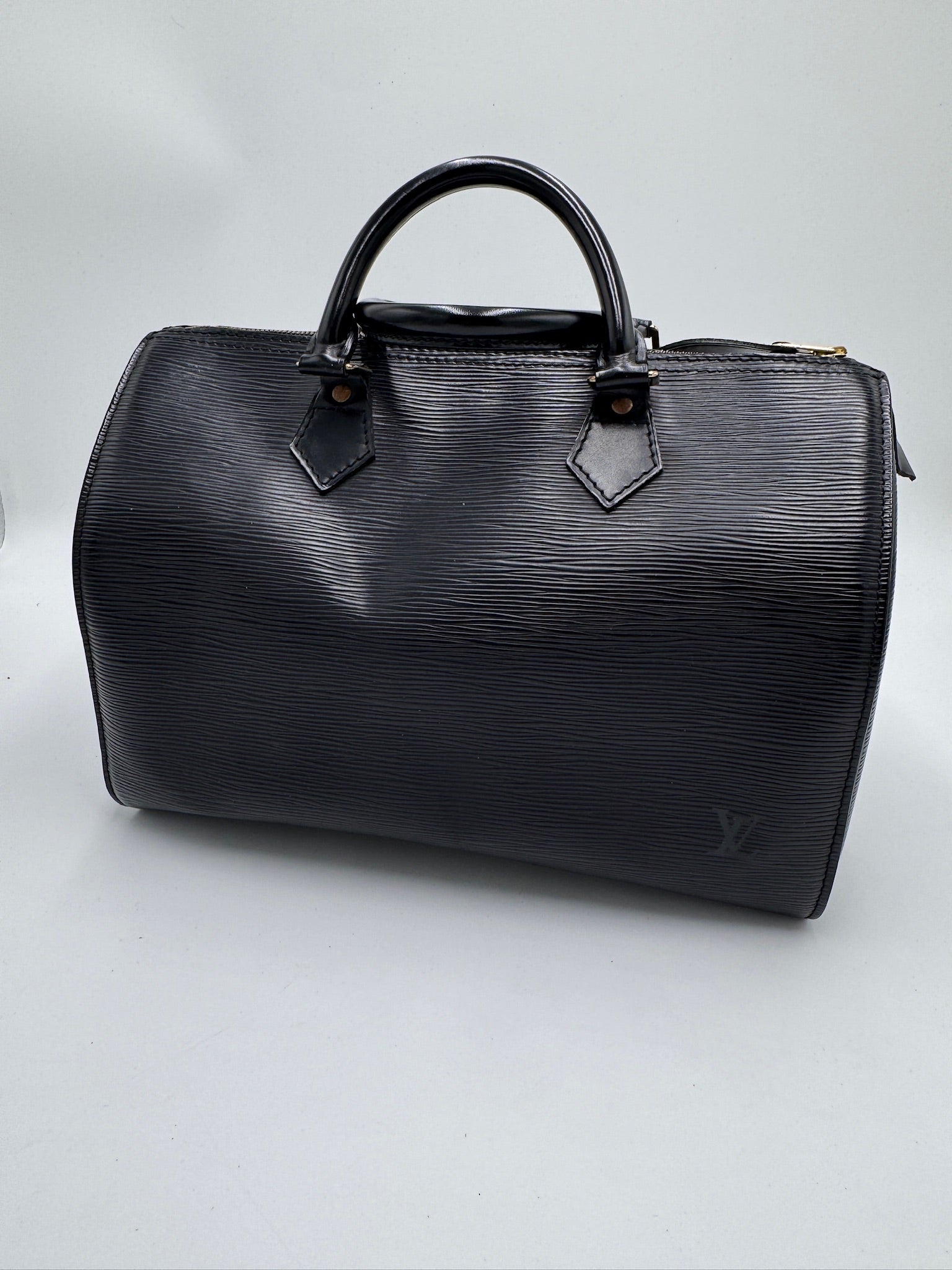 Gesamtdarstellung dieser stilvollen secondhand Louis Vuitton Epiline Speedy 30 (Schwarz).